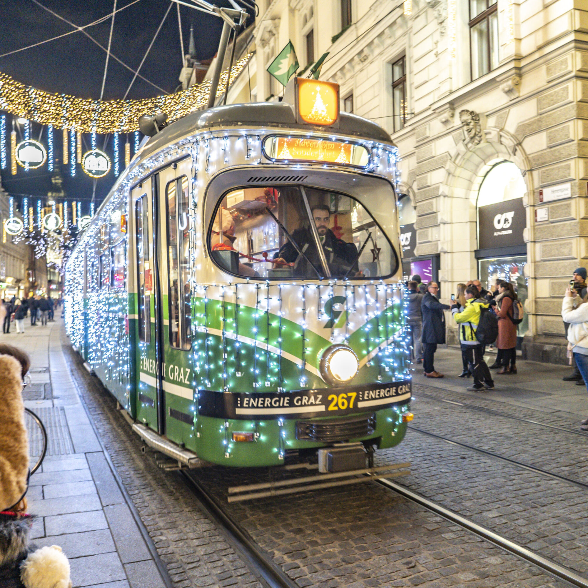 Eine festliche Straßenbahn mit Lichtern in Graz, Österreich. Es handelt sich um die "Adventbim"