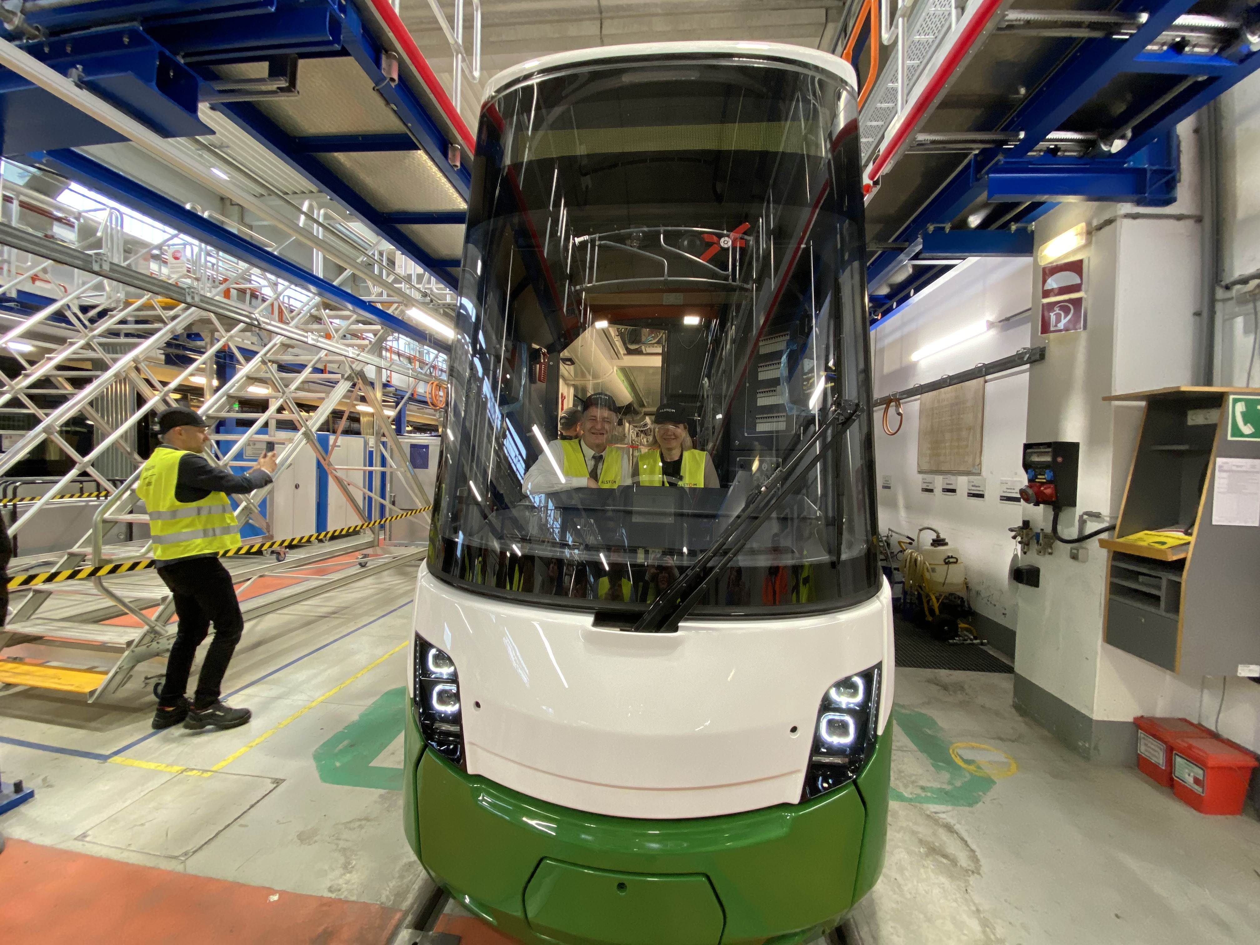 Eine Straßenbahn in Graz mit zwei Personen darin.
