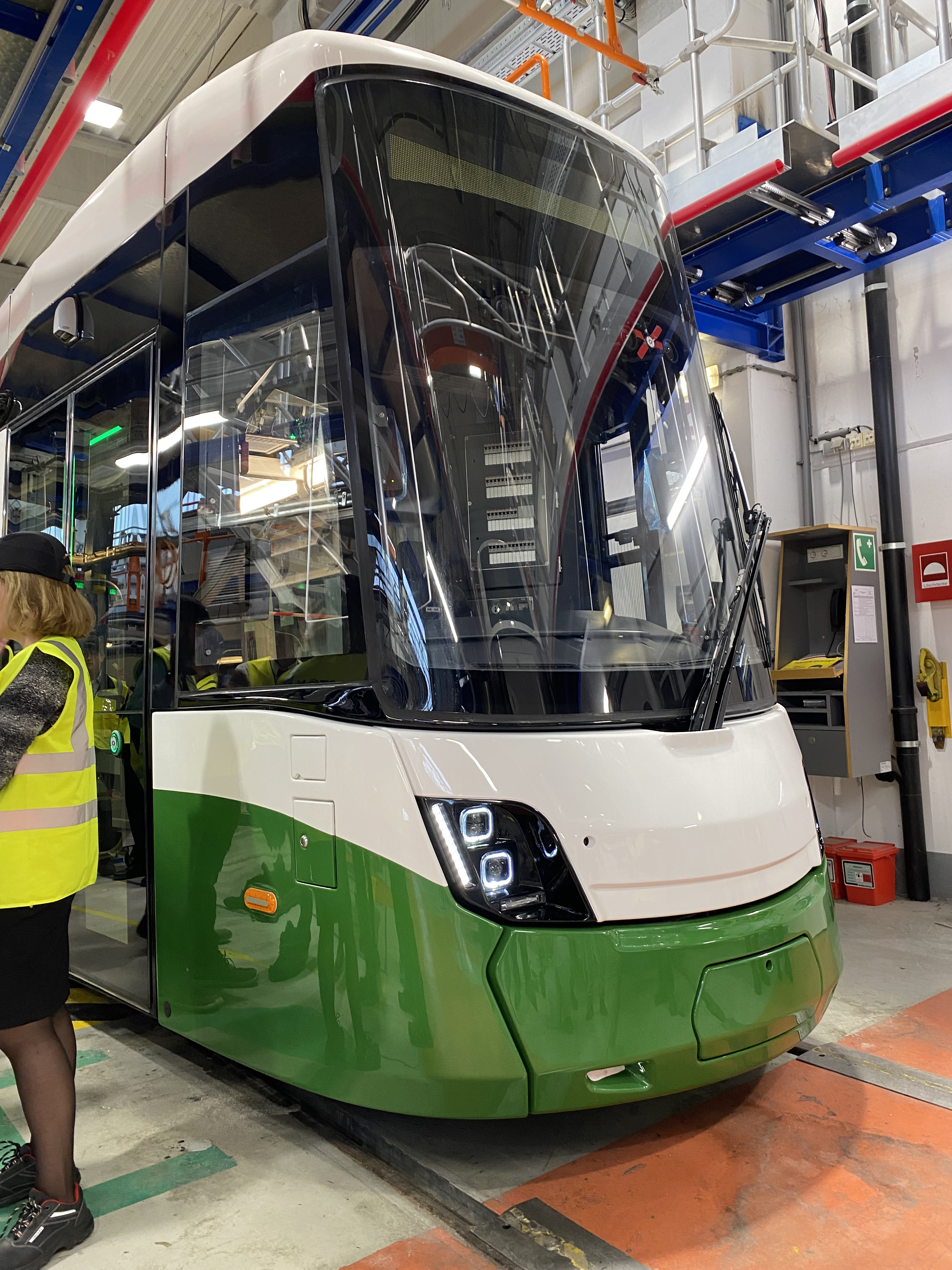 Ansicht von vorne einer weißen und grünen Straßenbahn in Graz.