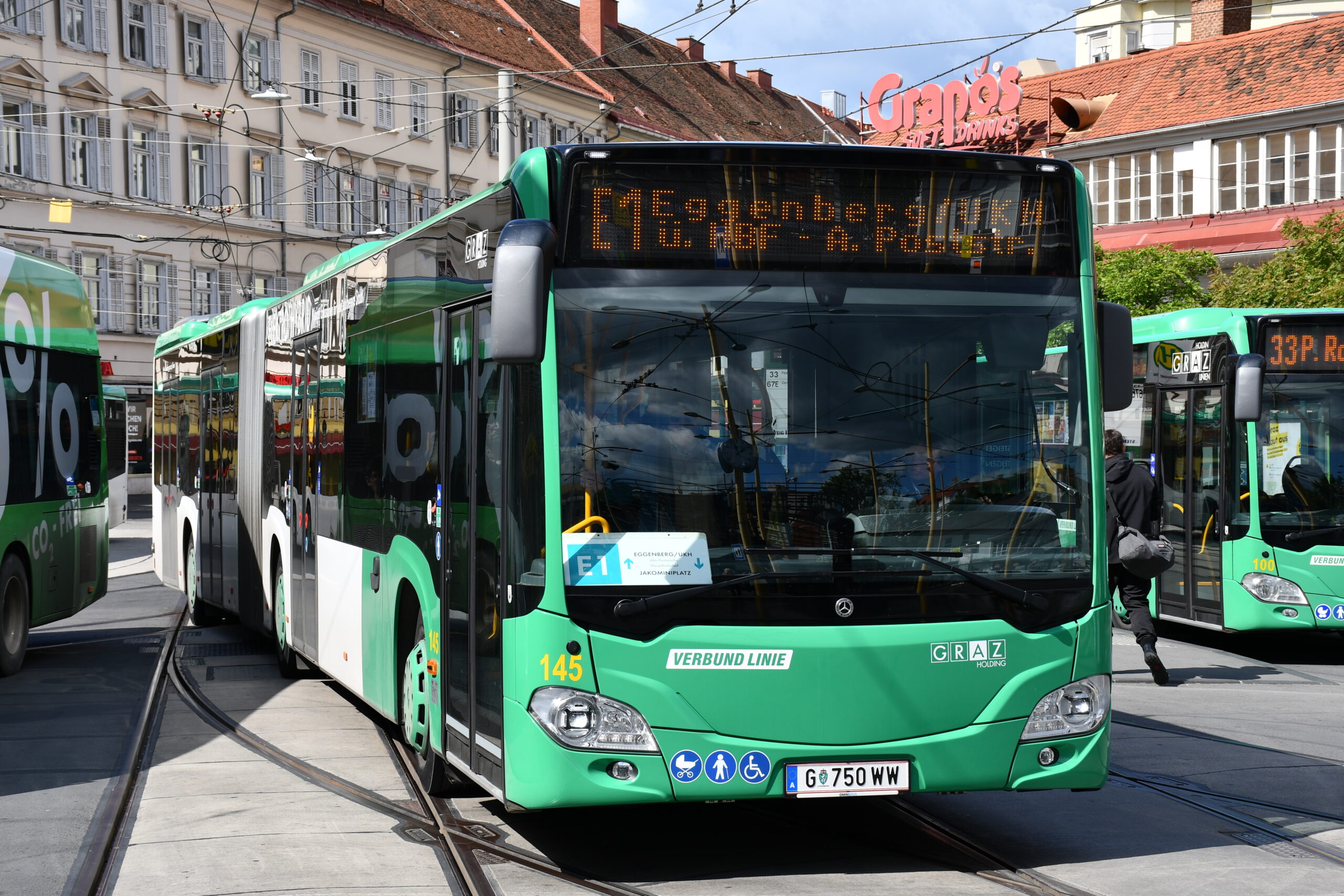 Grüner Bus in Graz, Linie E1 "Eggenberg [..] U. HBF - A. P.[...]". Kennzeichen G 750 WW.