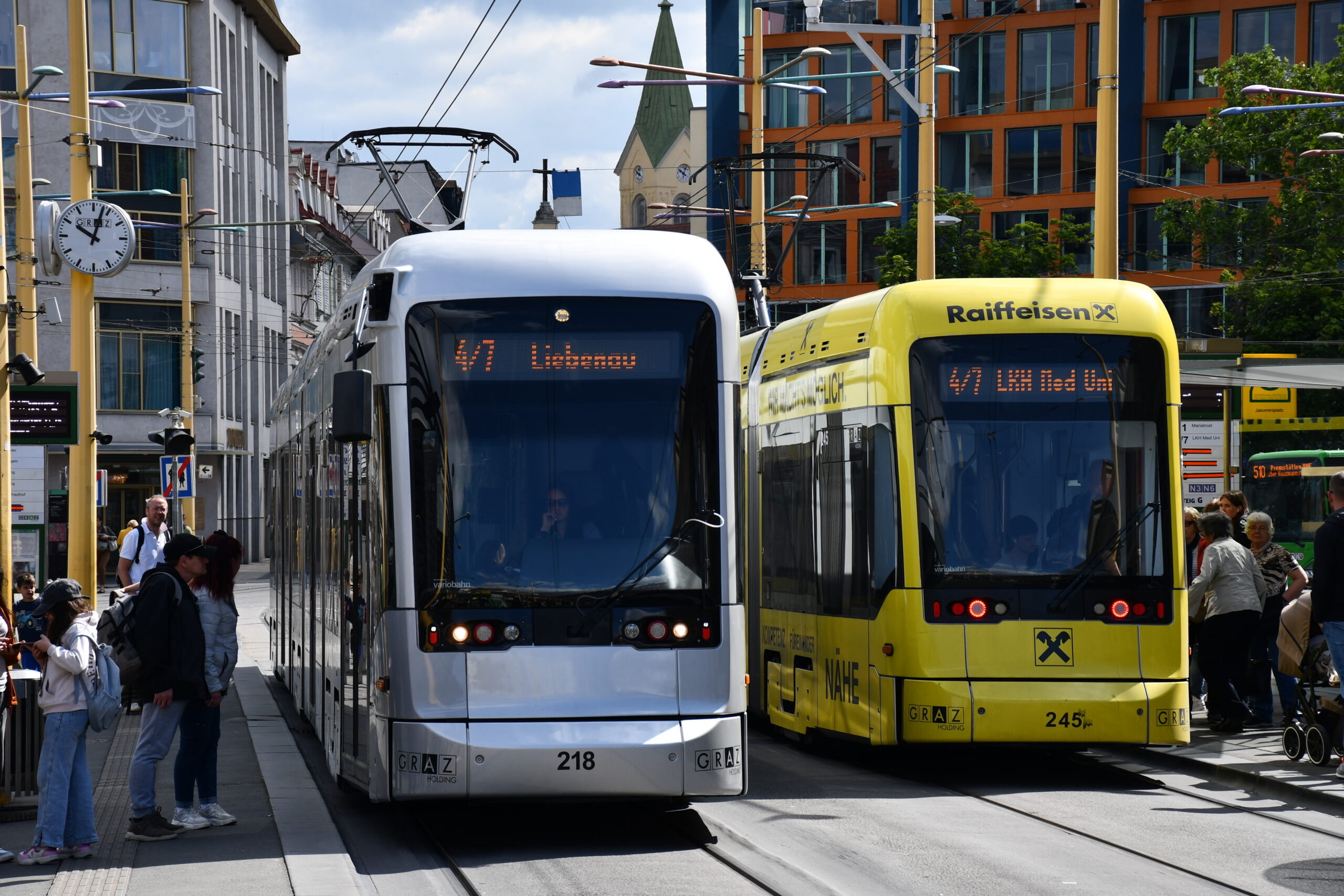 Eine silberne und eine gelbe Straßenbahn in Graz, Linie 4/7.