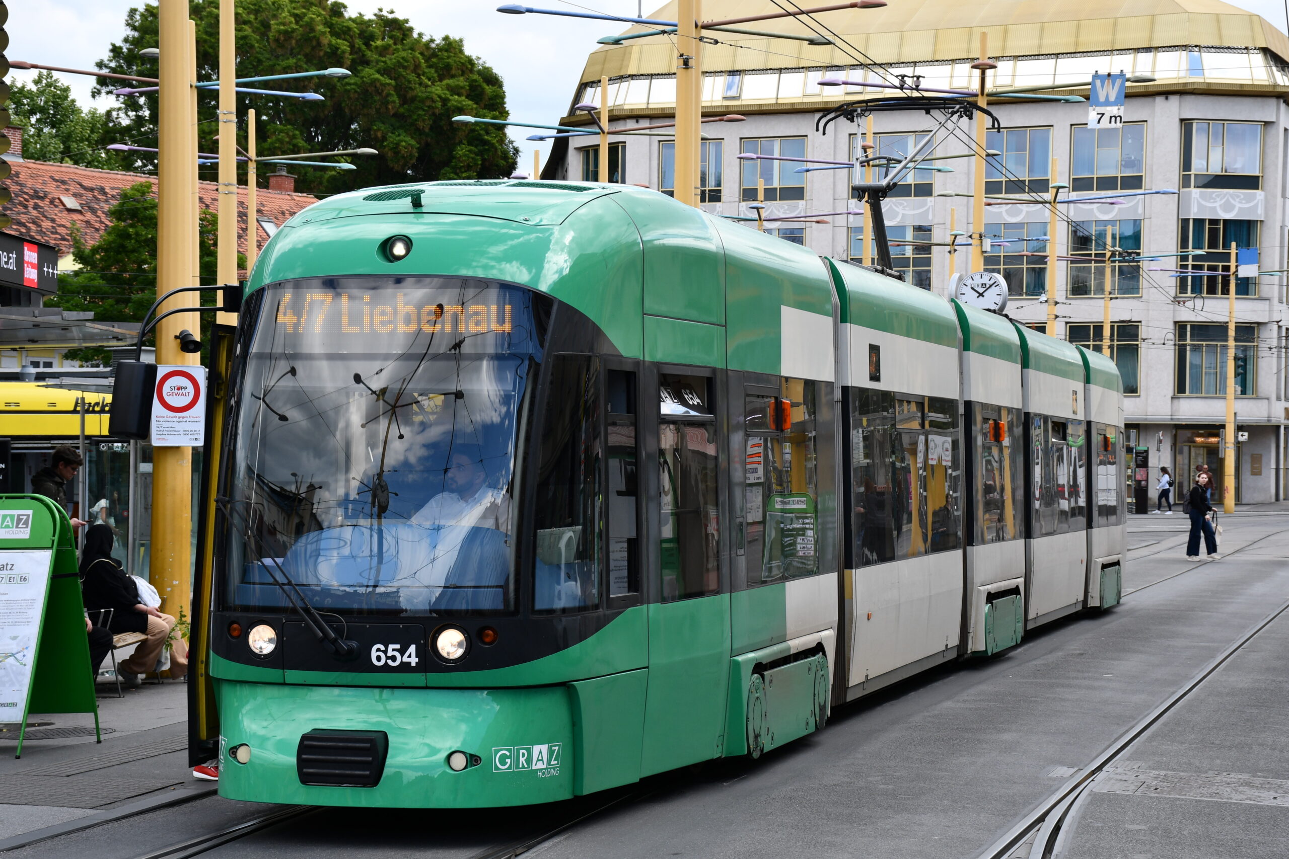 Eine grüne und weiße Straßenbahn "4/7 Liebenau 654" in Graz.