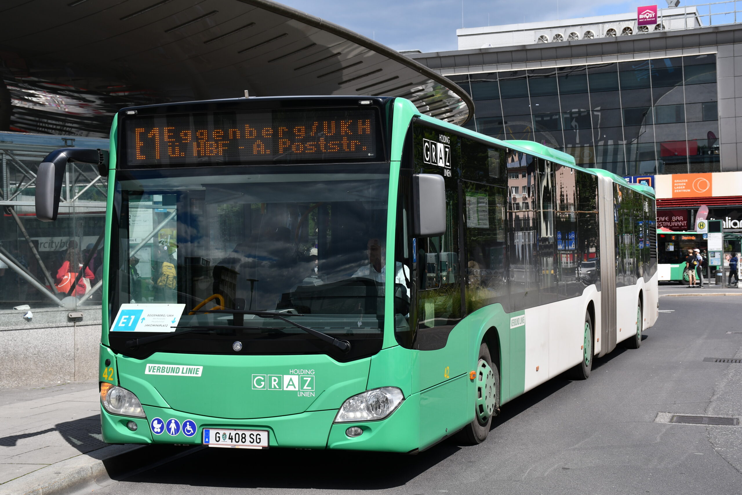 Ein grüner Bus der Linie E1 "Eggenberg/UKH - A. Poststr." in Graz.