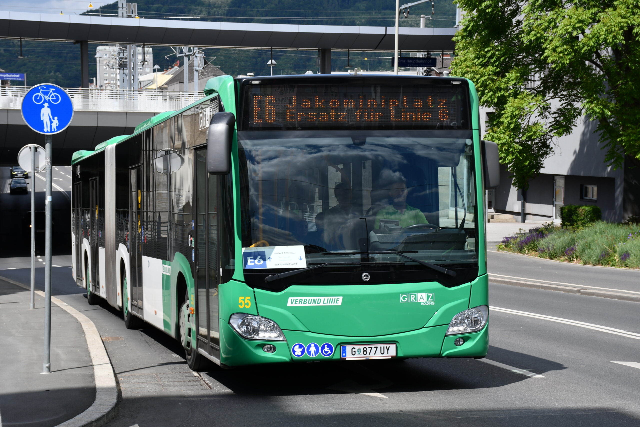 Grüner Bus der Linie E6, "Jakominiplatz", Kennzeichen G 877 UY, Graz.