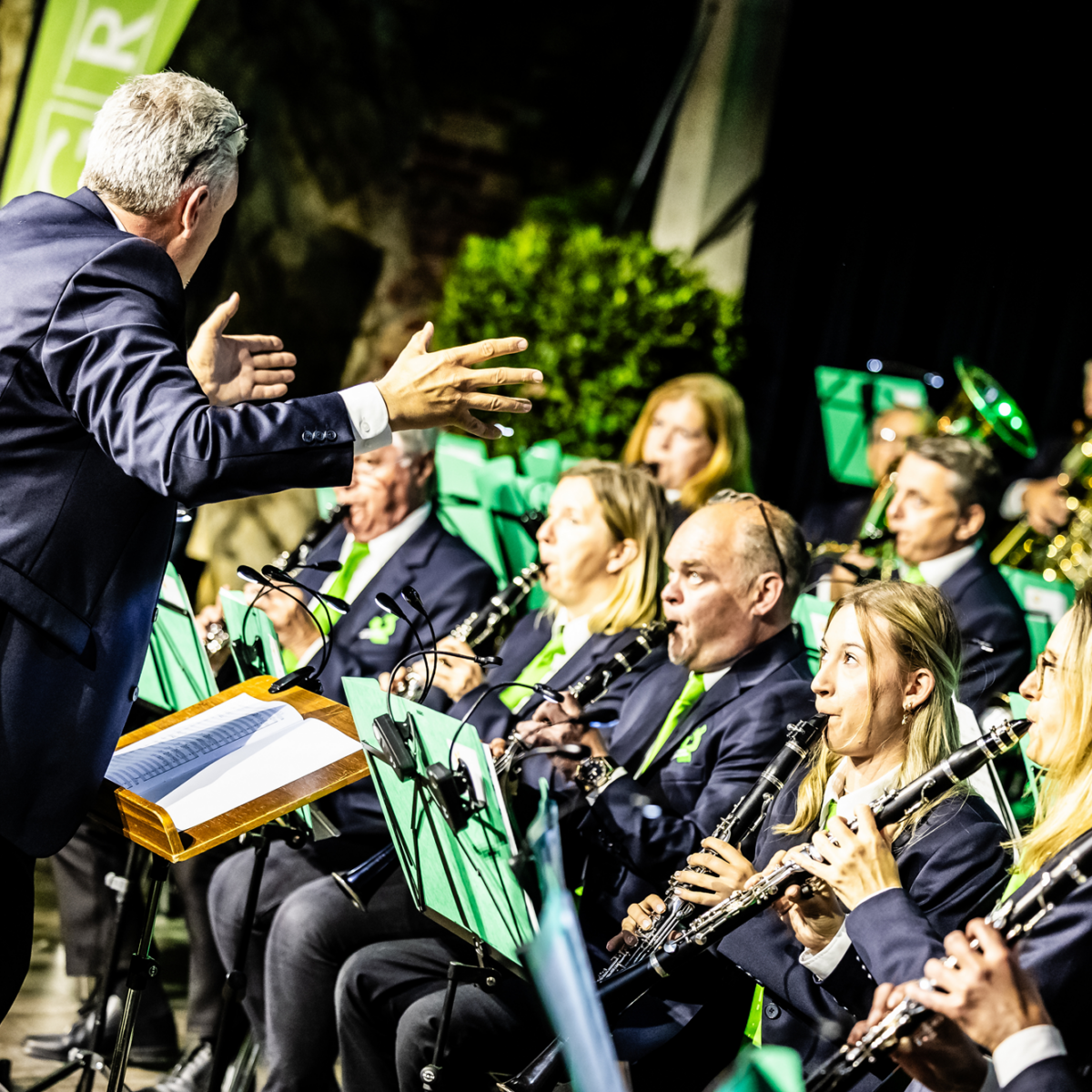 Orchester in Graz spielt unter Dirigent im Anzug.