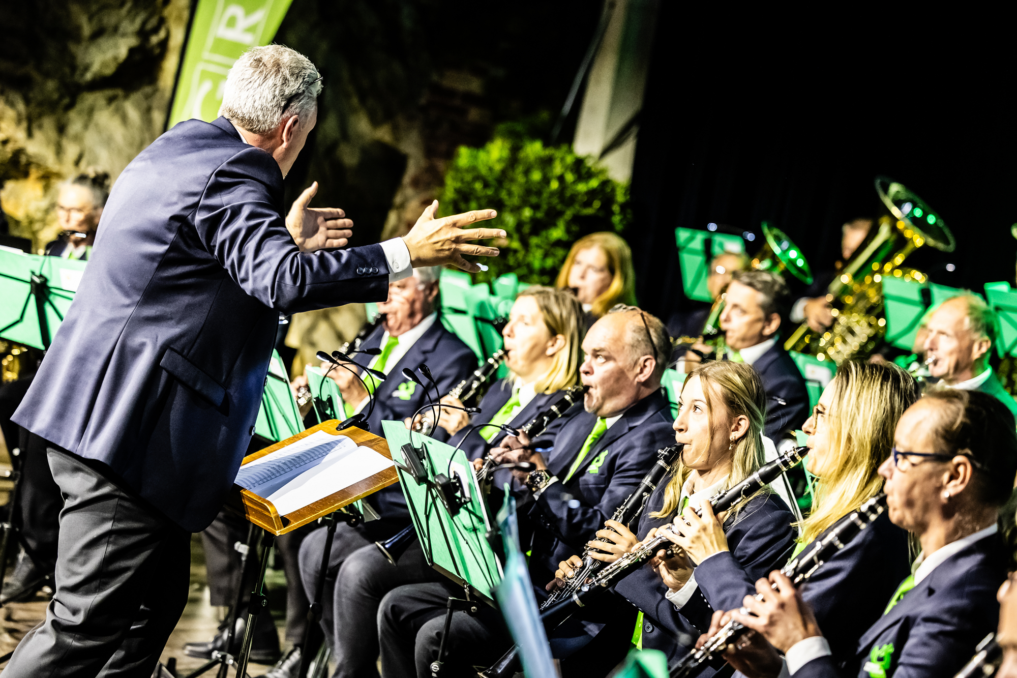 Orchester in Graz spielt unter Dirigent im Anzug.