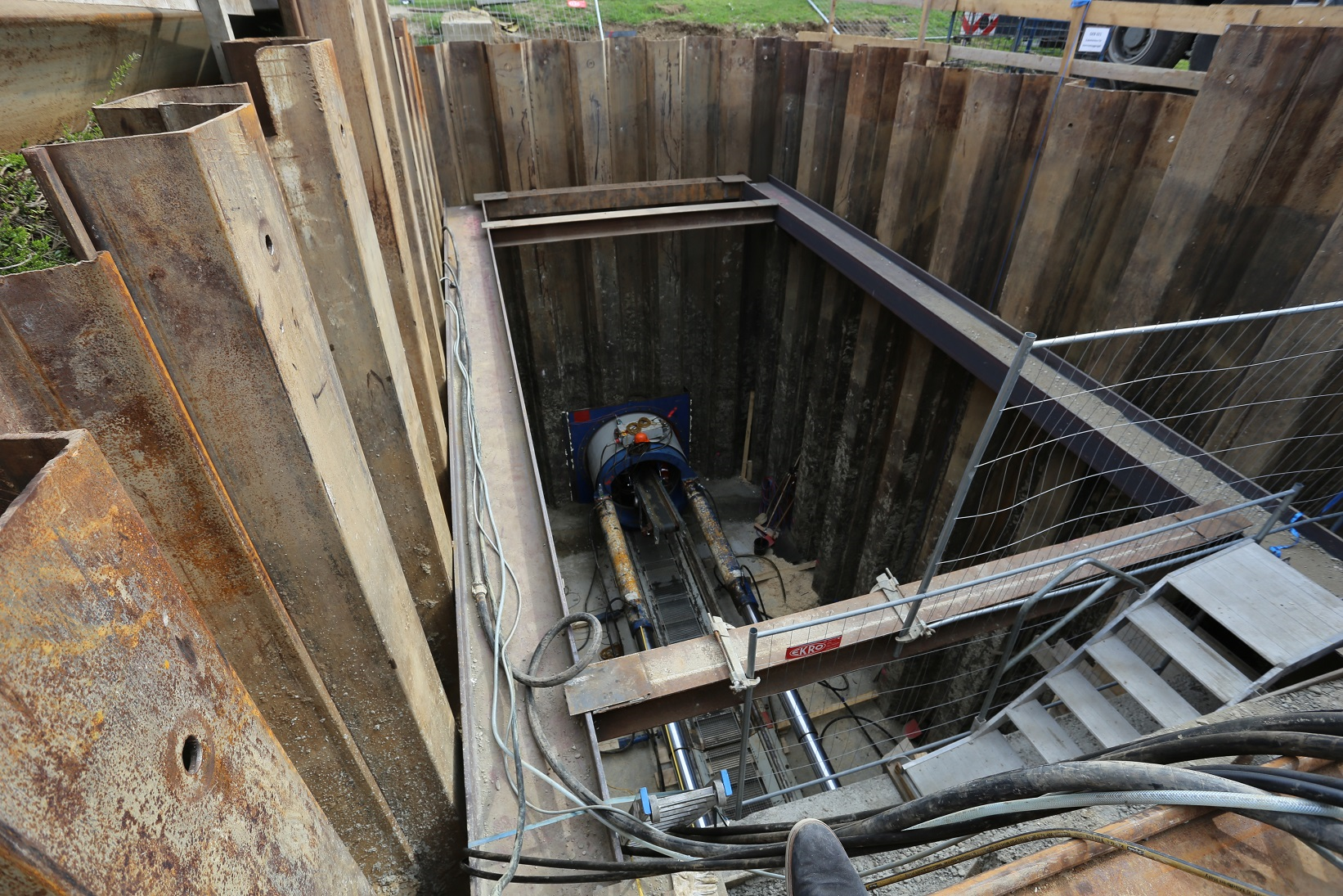 Tiefer Graben mit Stahlaussteifung und Tunnelbohrmaschine in Graz.