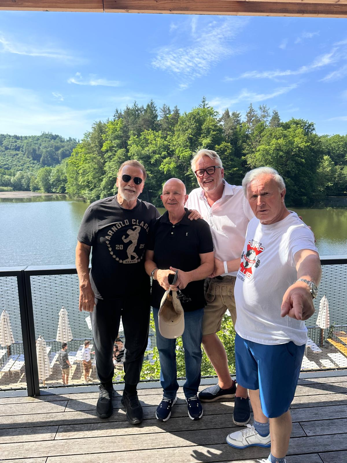 Arnold Schwarzenegger mit Freunden am Thalersee bei Graz.