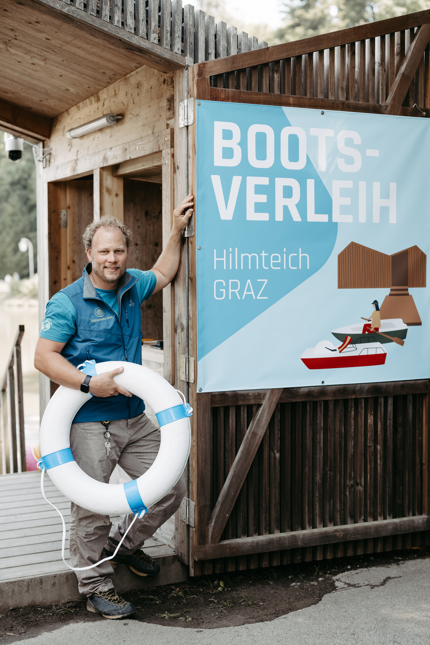 Mann mit Rettungsring am Bootsverleih Hilmteich Graz.