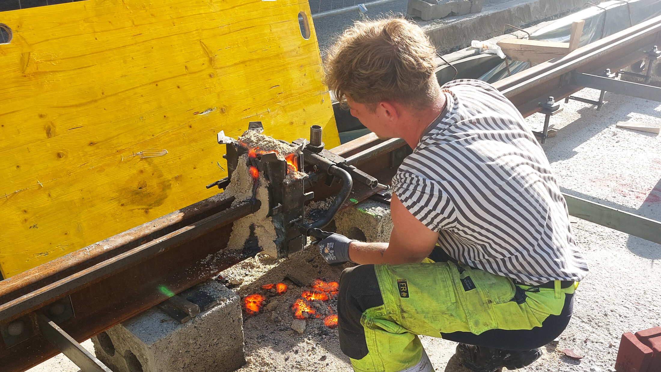 Gleisarbeiter schweißt Gleise in Graz.