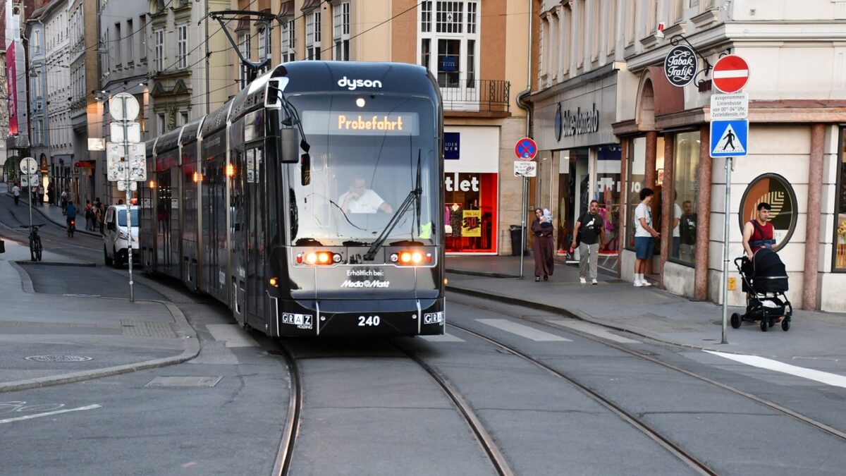 Eine "Dyson" Straßenbahn "Probefahrt" fährt durch Graz, Österreich.