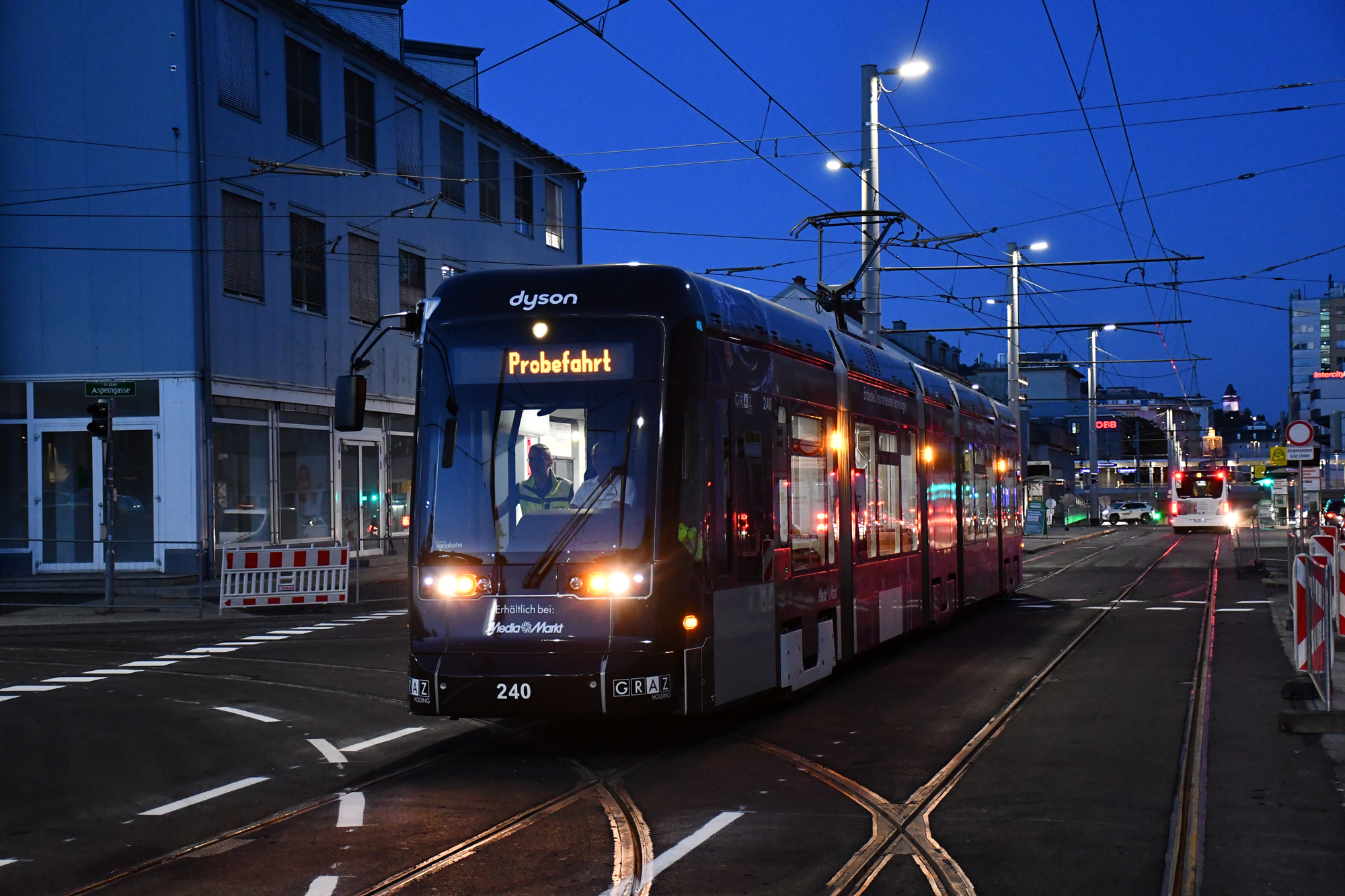 Eine "Probefahrt"-Straßenbahn von Dyson in Graz bei Dämmerung.