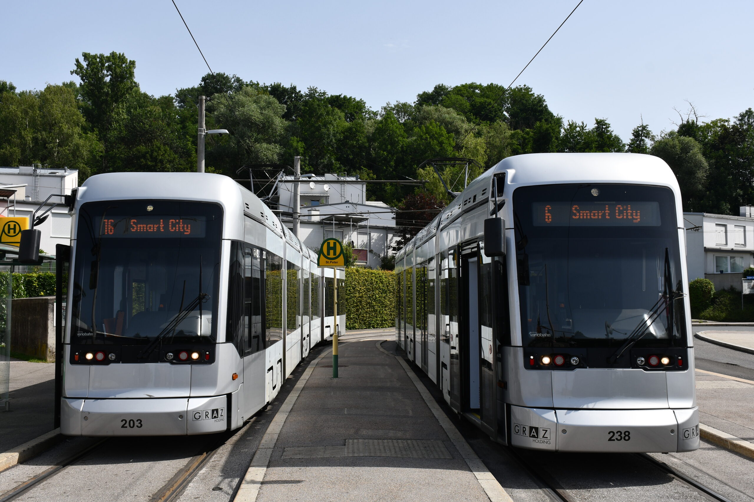 Zwei silberne Straßenbahnen in Graz, "Smart City", Nummern 203 und 238.