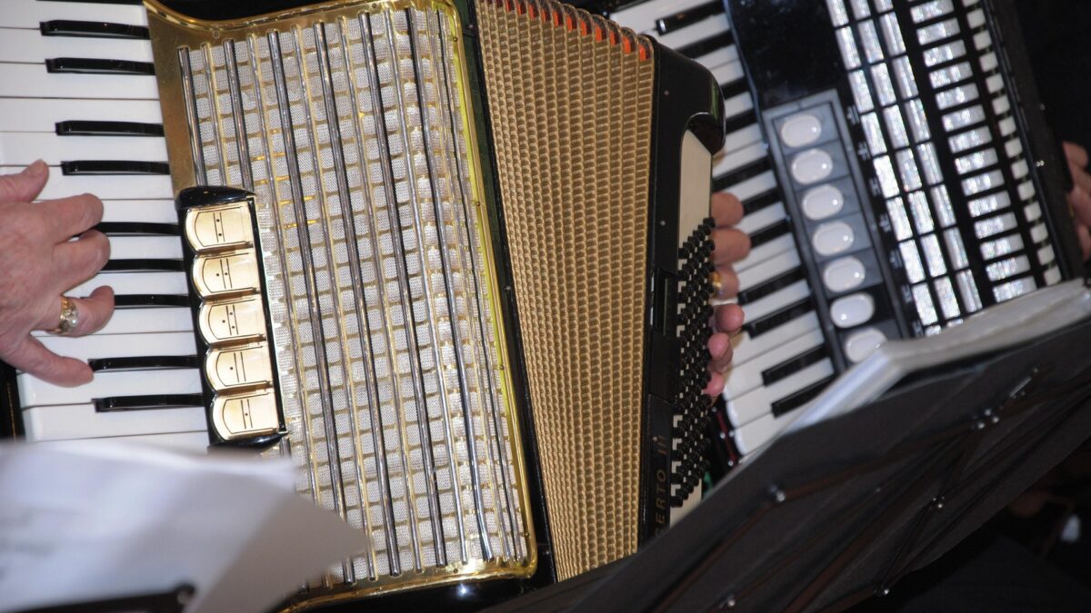 Akkordeons werden gespielt, Hände sichtbar.