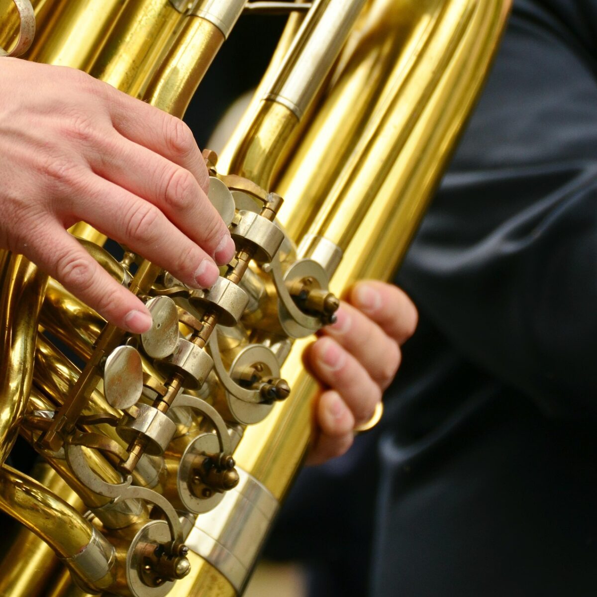 Hände spielen Tuba, Nahaufnahme.