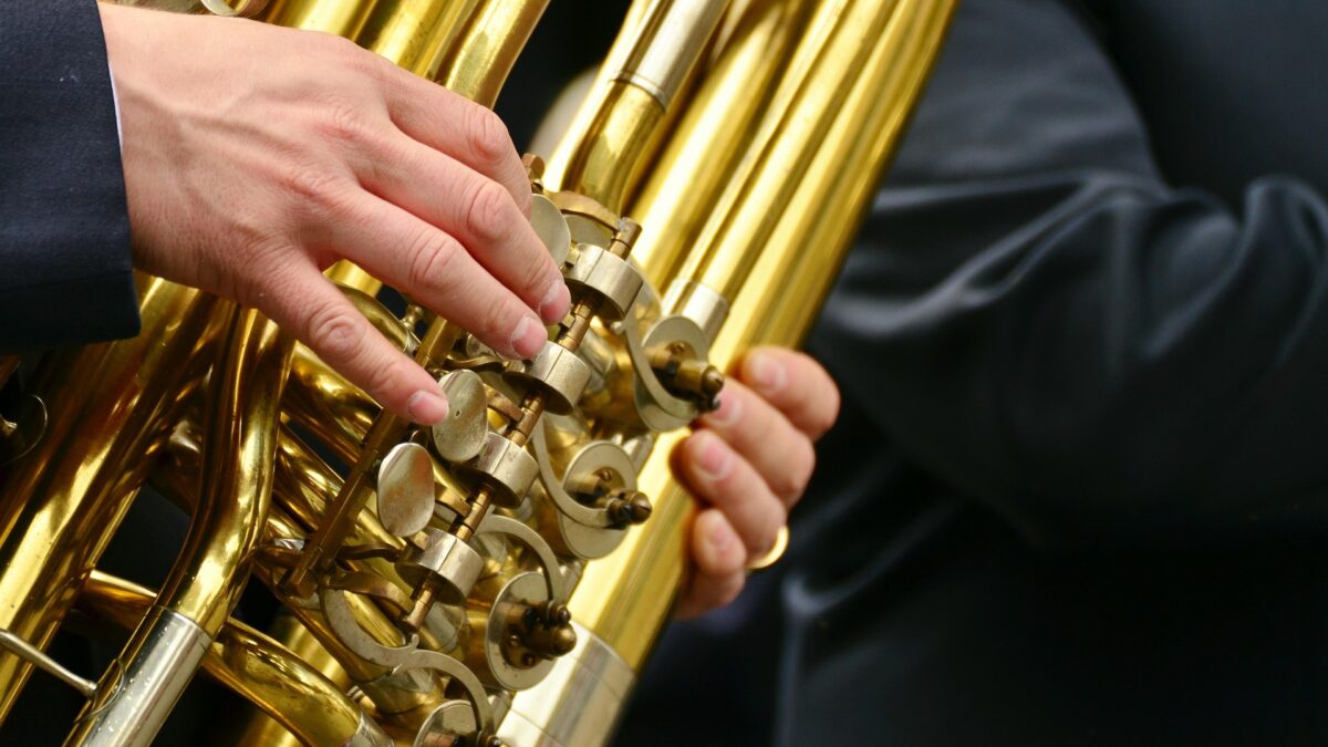 Hände spielen Tuba, Nahaufnahme.