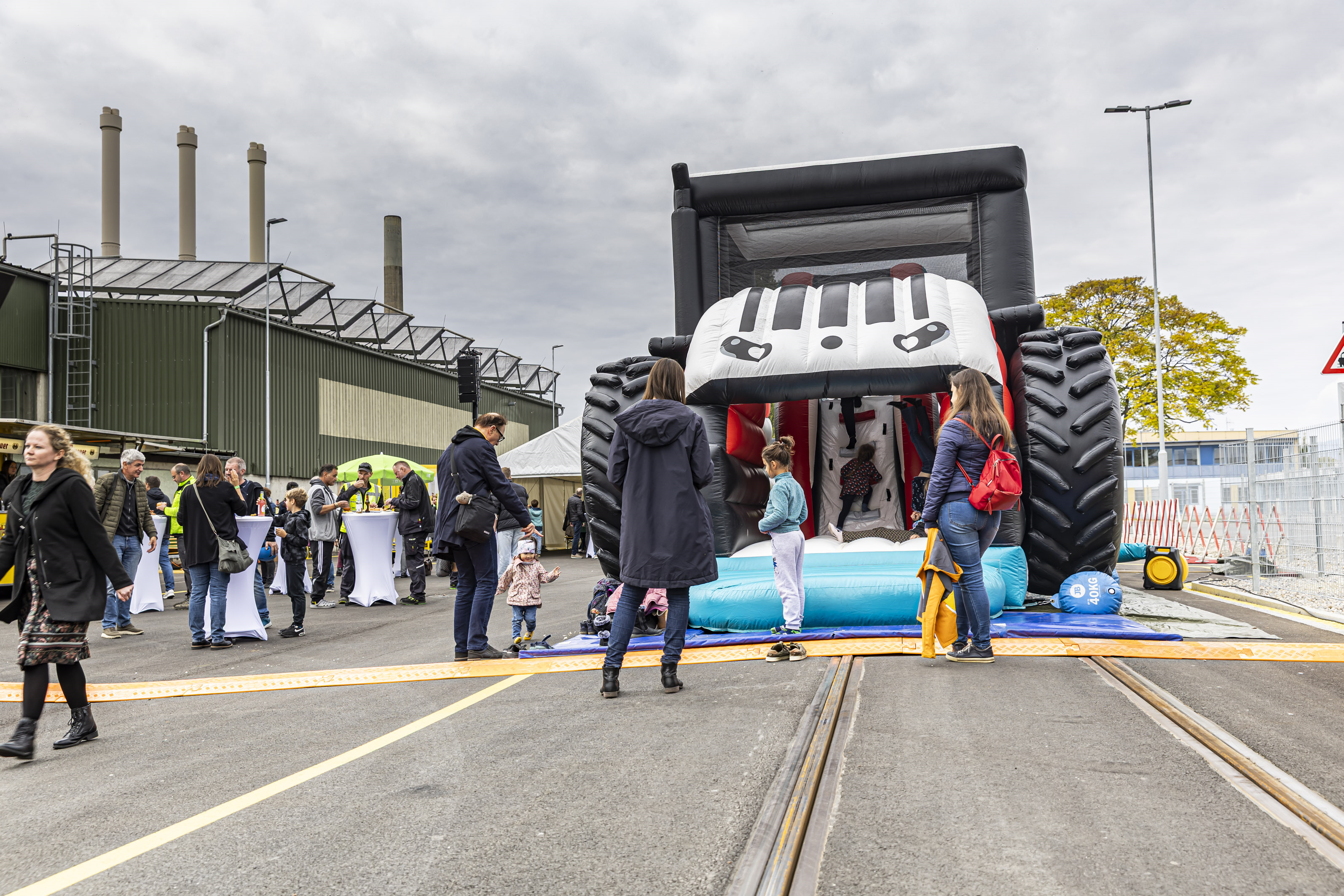 Menschenmenge und aufblasbarer Hindernisparcours in Graz.
