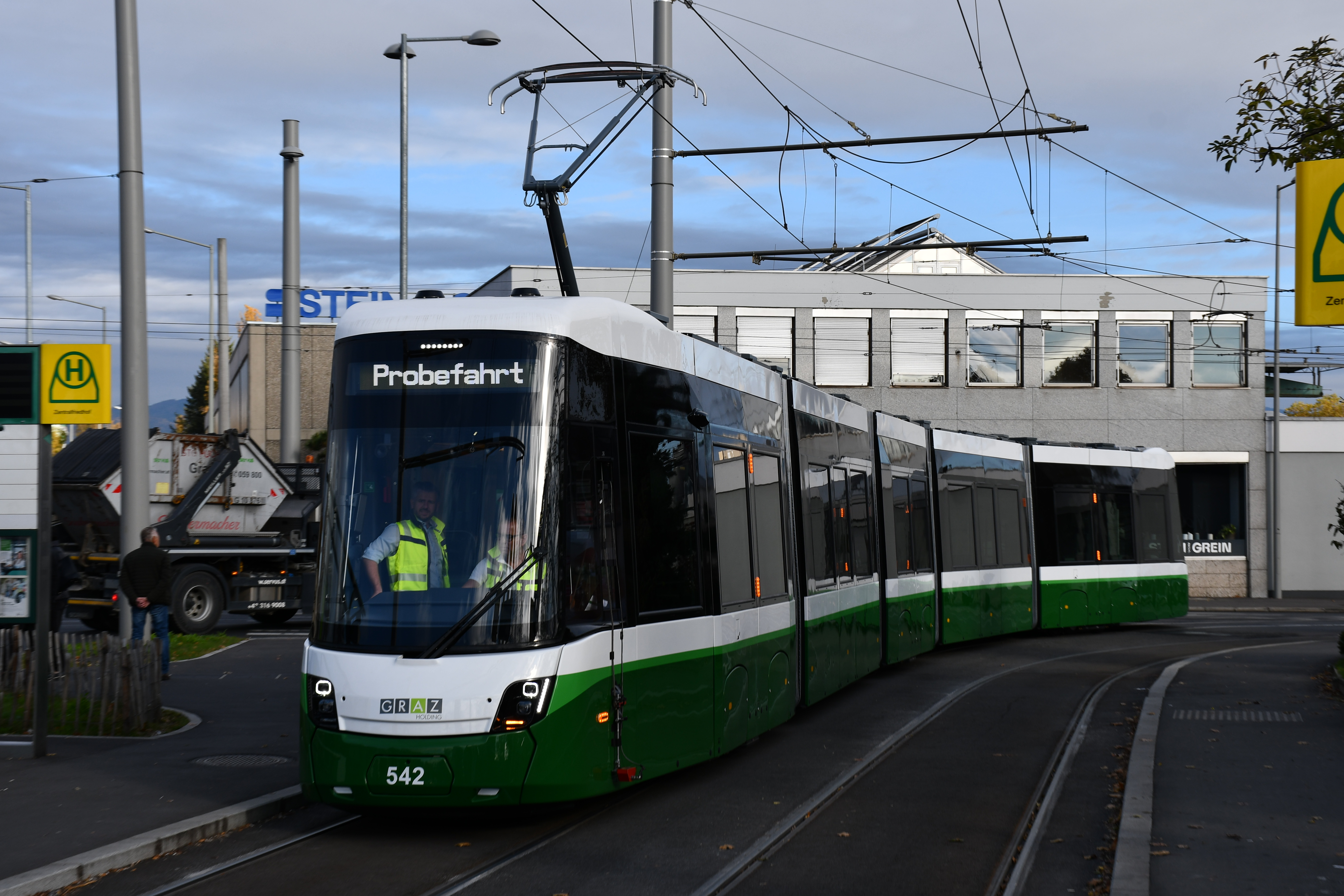 Eine grüne und weiße Straßenbahn in Graz mit der Aufschrift "Probefahrt".