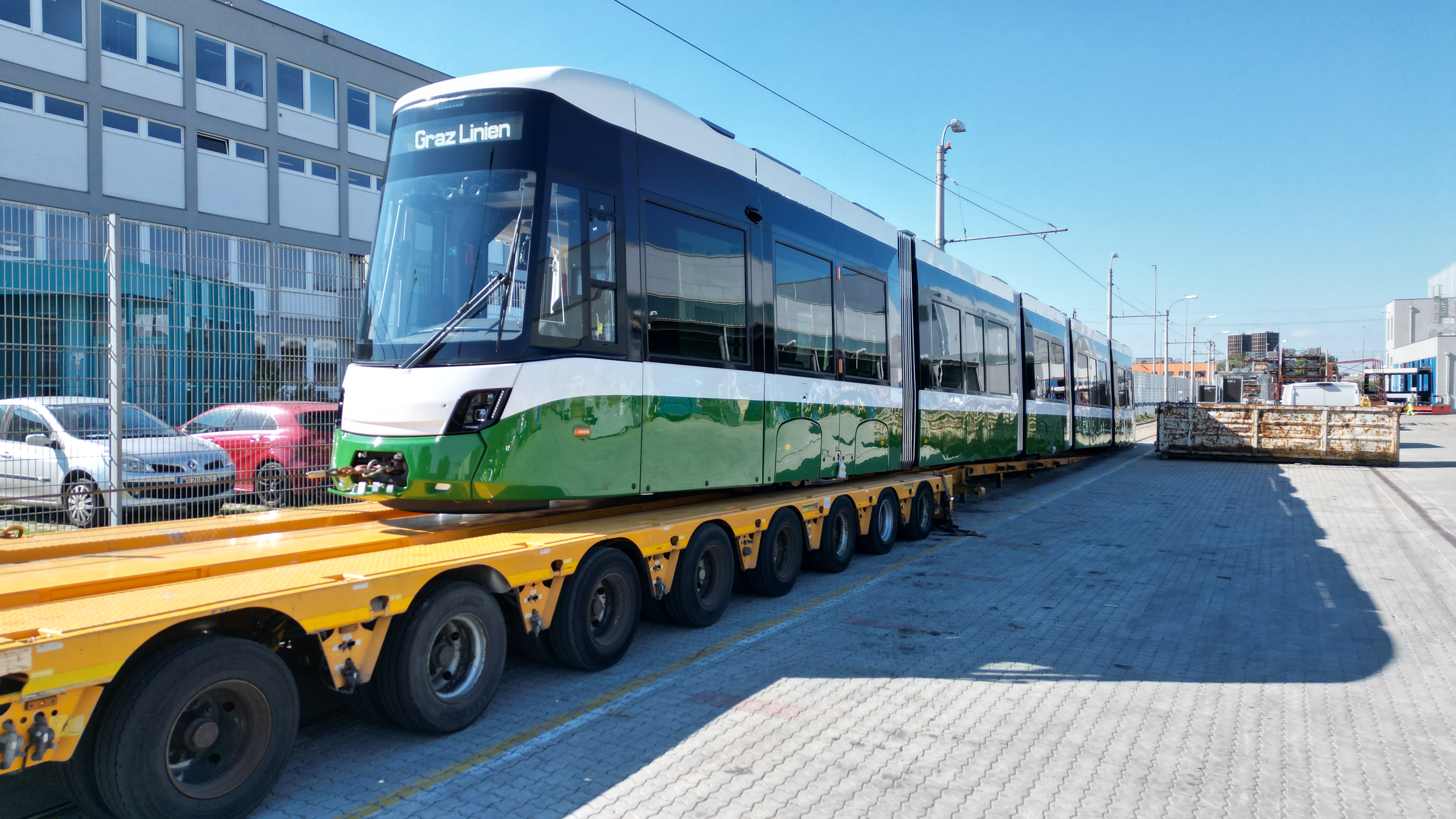 Eine neue Straßenbahn der Graz Linien auf einem Tieflader.