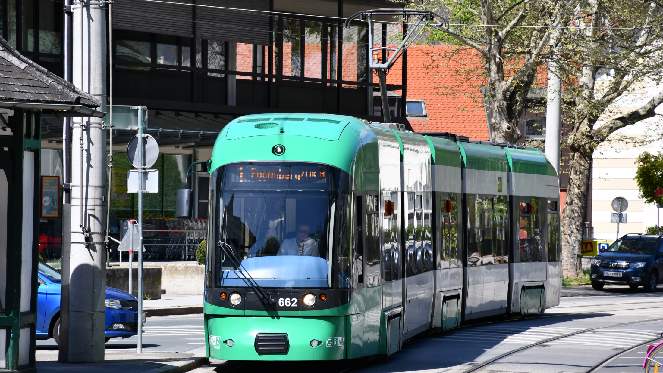 Grüne Straßenbahn "662" in Graz, Linie 1, Richtung Eggenberg/UKH.