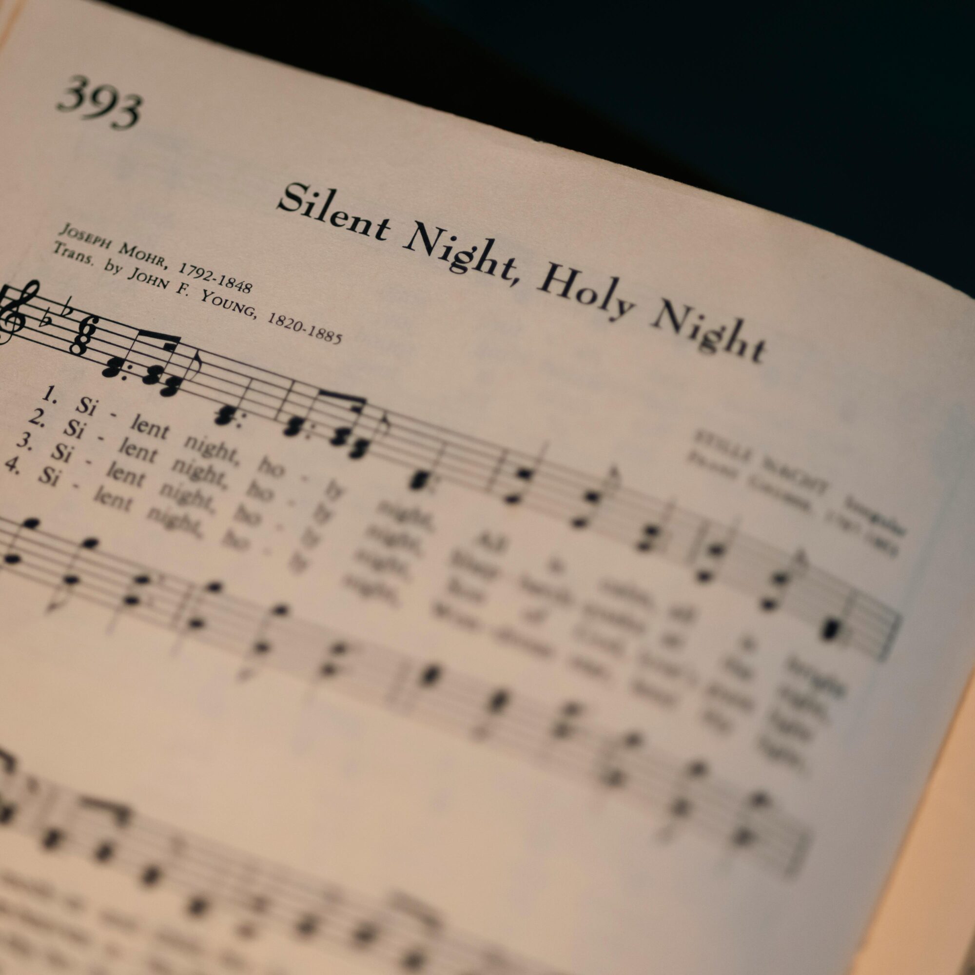 Offenes Buch mit Noten von „Stille Nacht, heilige Nacht“ von Joseph Mohr.