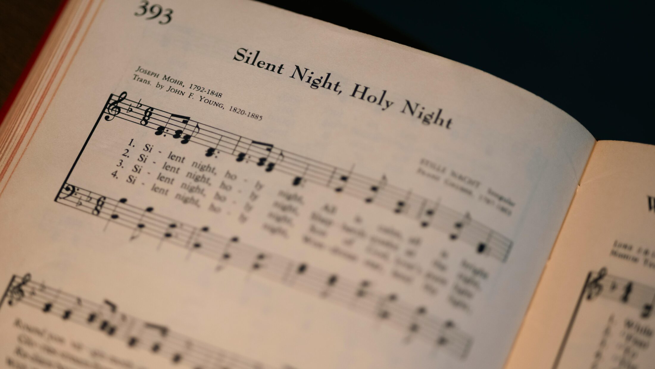 Offenes Buch mit Noten von „Stille Nacht, heilige Nacht“ von Joseph Mohr.