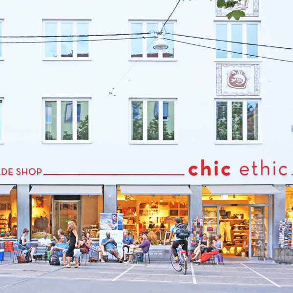 „Fair Trade Shop – Chic Ethic“ in Graz mit Menschen vor dem Geschäft.