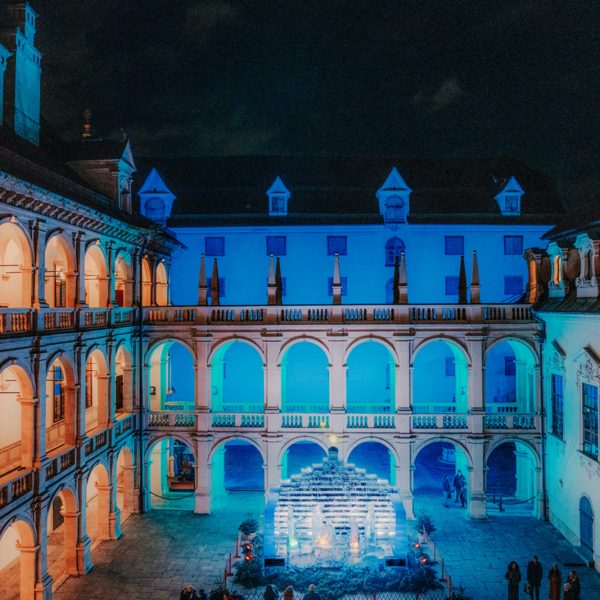Der Landhaushof in Graz ist nachts mit Lichtinstallationen beleuchtet.