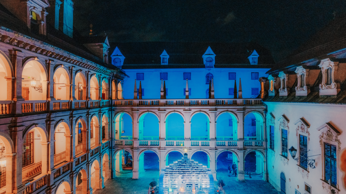 Der Landhaushof in Graz ist nachts mit Lichtinstallationen beleuchtet.