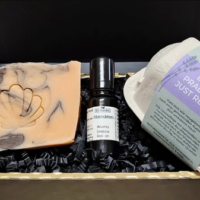 Dr. Banfai Geschenkbox mit Seife, Öl und Badepralinen „Just Relax“.