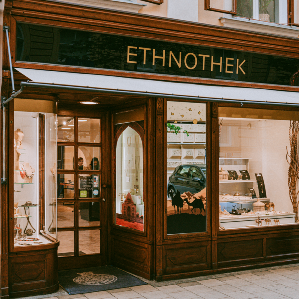 Außenaufnahme von "ETHNOTHEK" in der Schmiedgasse 23 in Graz, mit einer Frau vor dem Schaufenster.