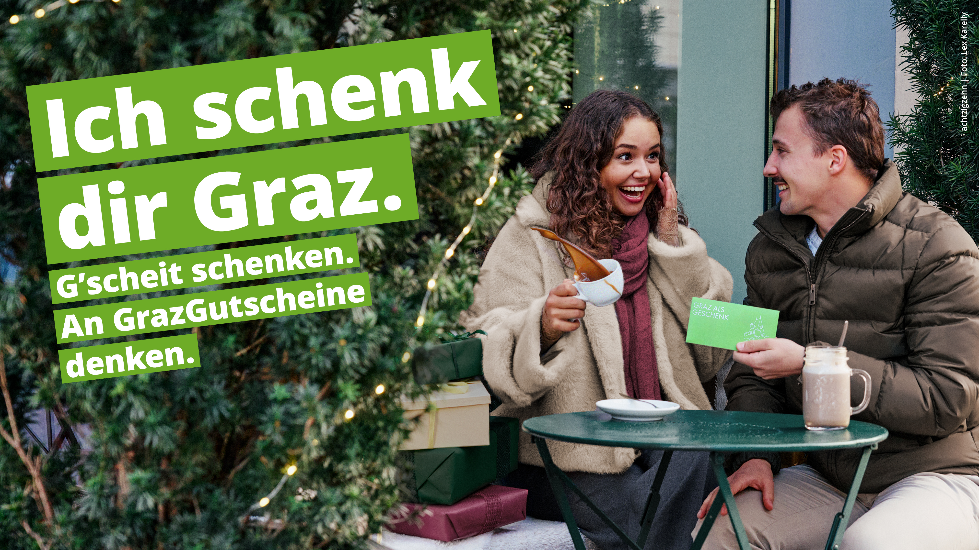"Ich schenk dir Graz." Paar mit Graz-Gutschein. "Graz als Geschenk".