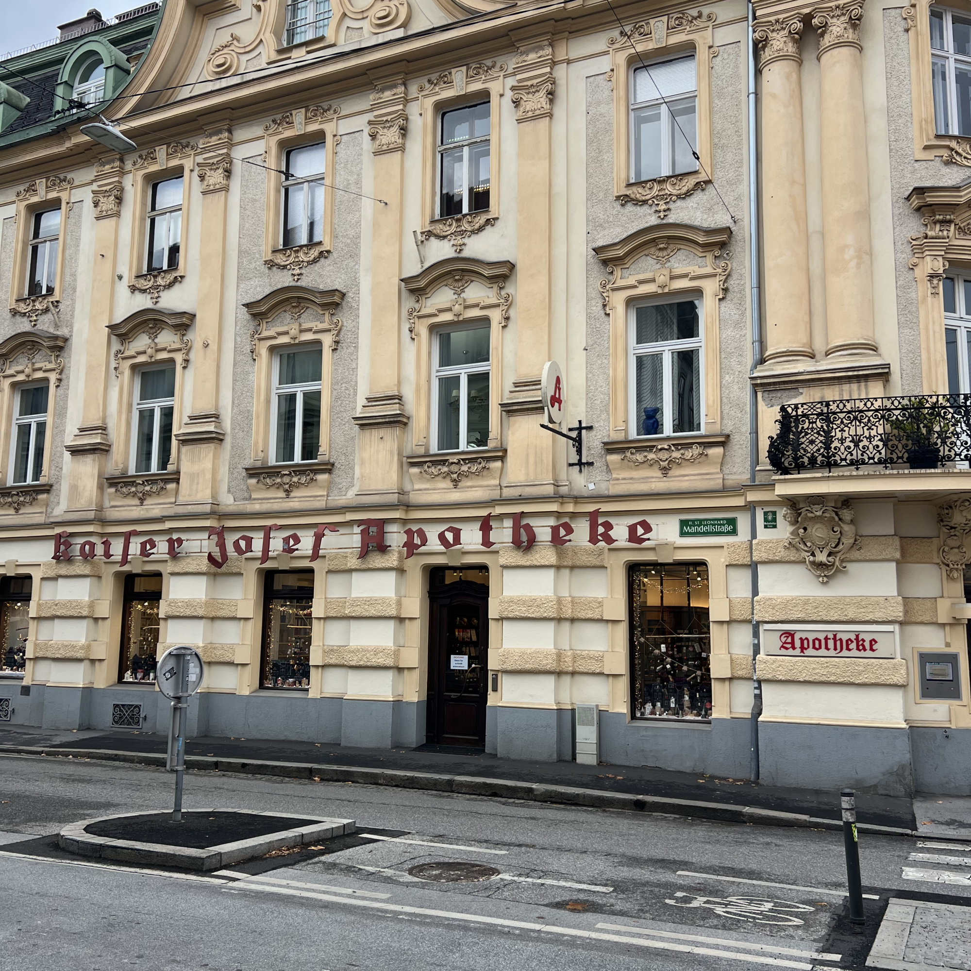 Fassade der "Kaiser Josef Apotheke" in Graz, Österreich.
