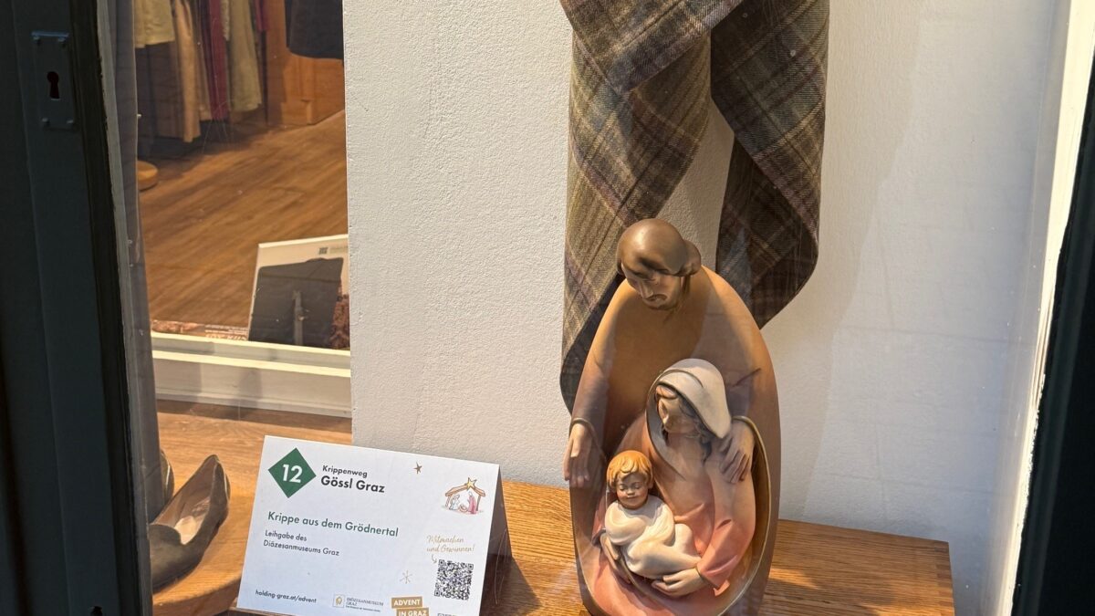 Schaufenster mit Krippe aus dem Grödner Tal, Gössl Graz, QR-Code.