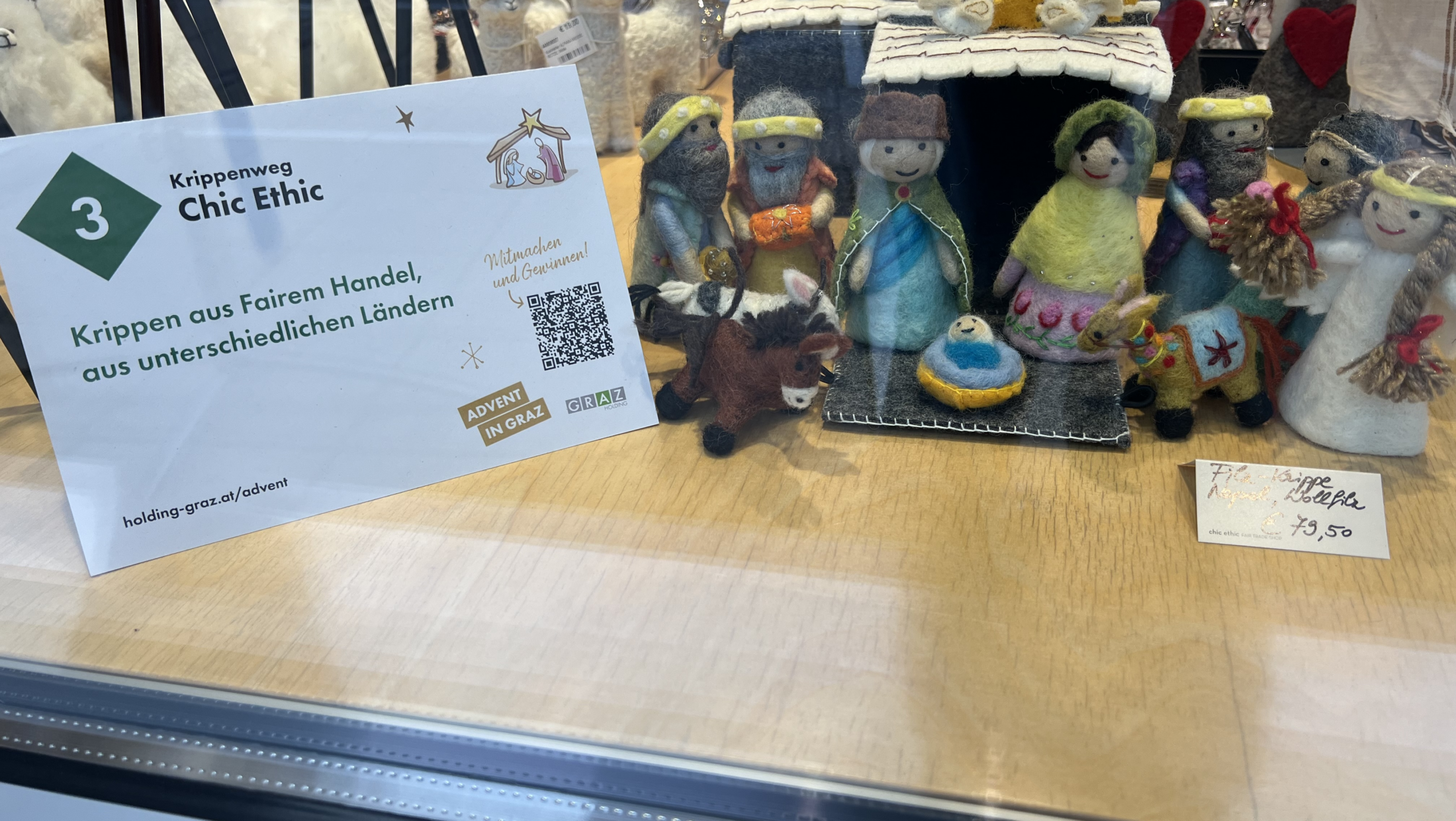 Schaufenster: "Krippenweg Chic Ethic", Krippe aus fairem Handel in Graz, Filzkrippe 79,50.