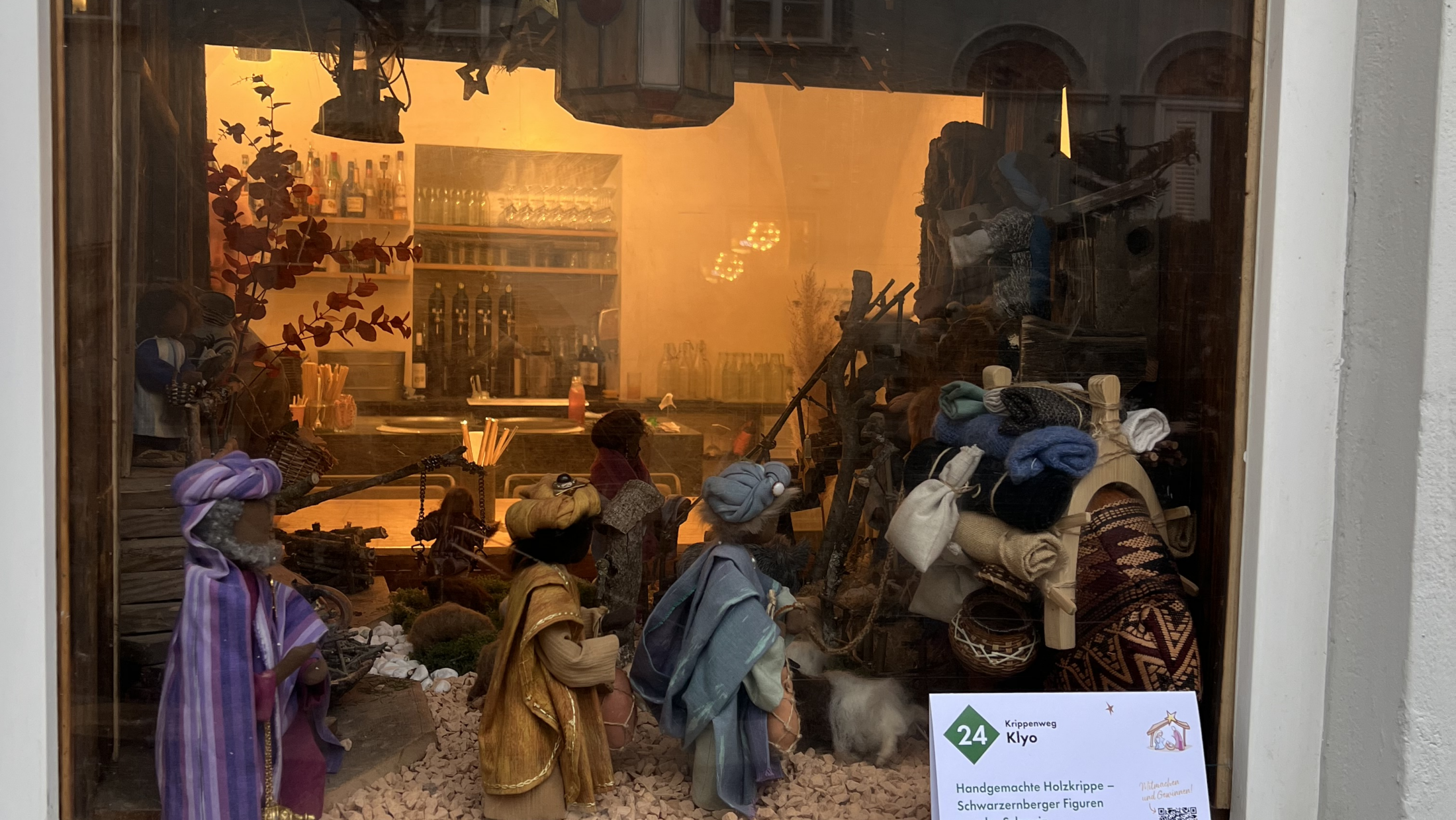 Schaufenster der Krippengasse Graz: Handgemachte Holzkrippe - Schwarzenberger Figuren aus der Schweiz.
