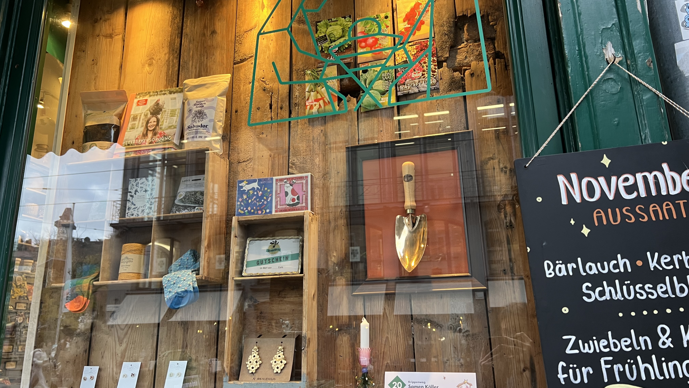 Ein Schaufenster in Graz, mit "November Aussaat" und Sämereien Köller.