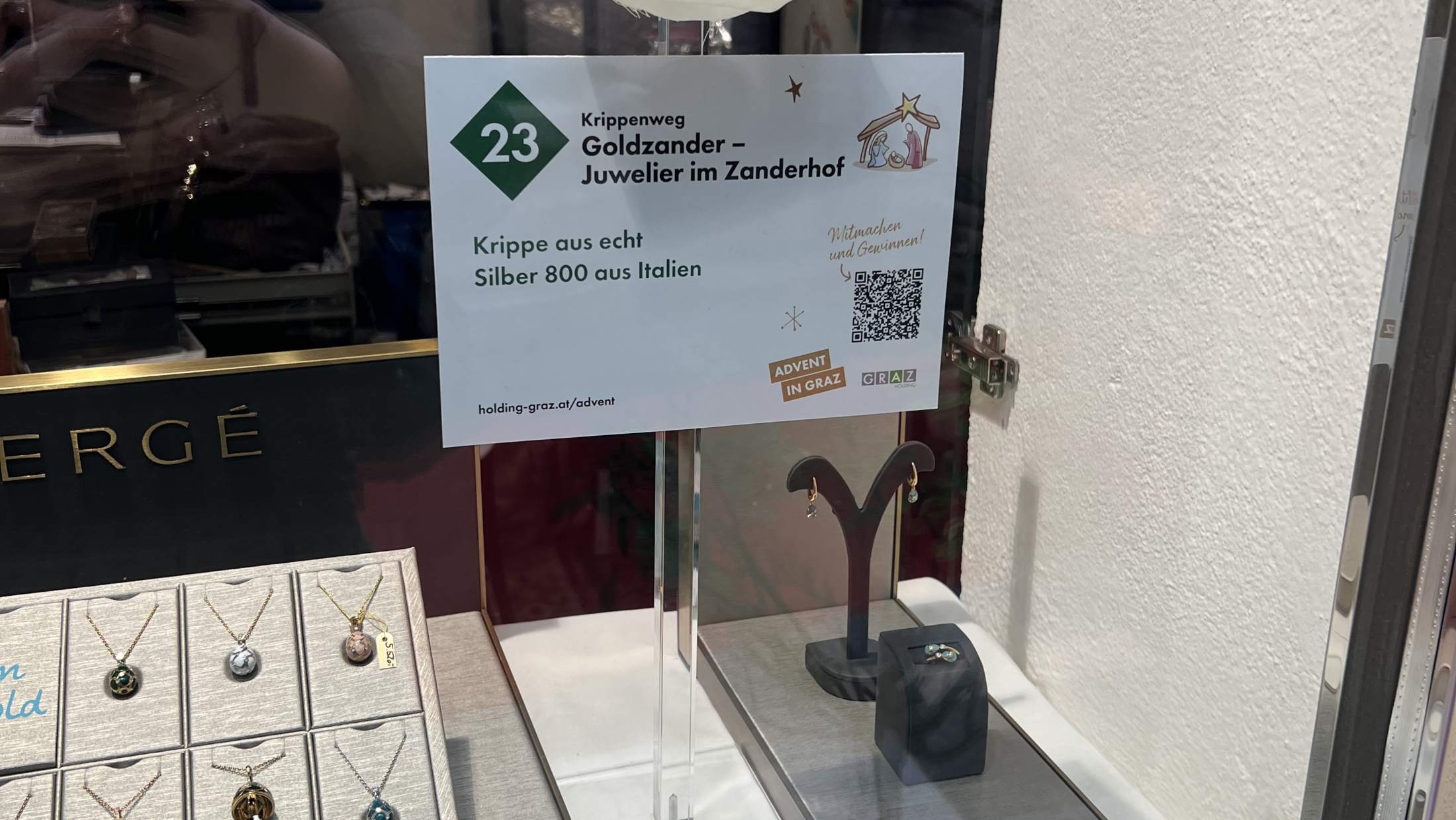 Schaufenster: Krippenweg 23, Goldzander Juwelier in Graz. Krippe aus Silber 800 aus Italien.