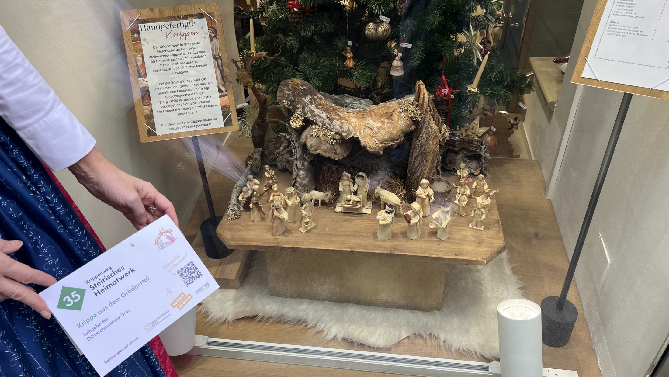 Handgefertigte Krippen im Schaufenster in Graz mit „Krippe aus dem Grödnertal“.