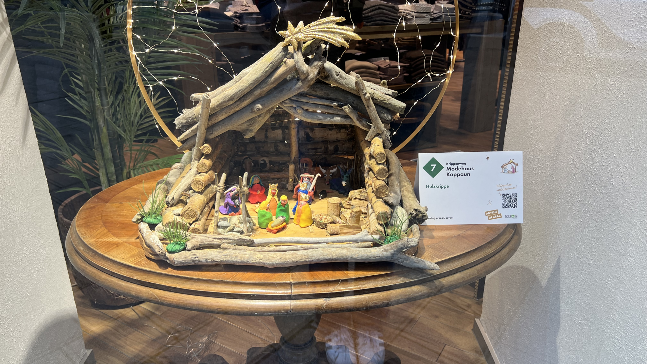 Holzkrippe, Modehaus Koppaun, Krippenweg 7, Graz.