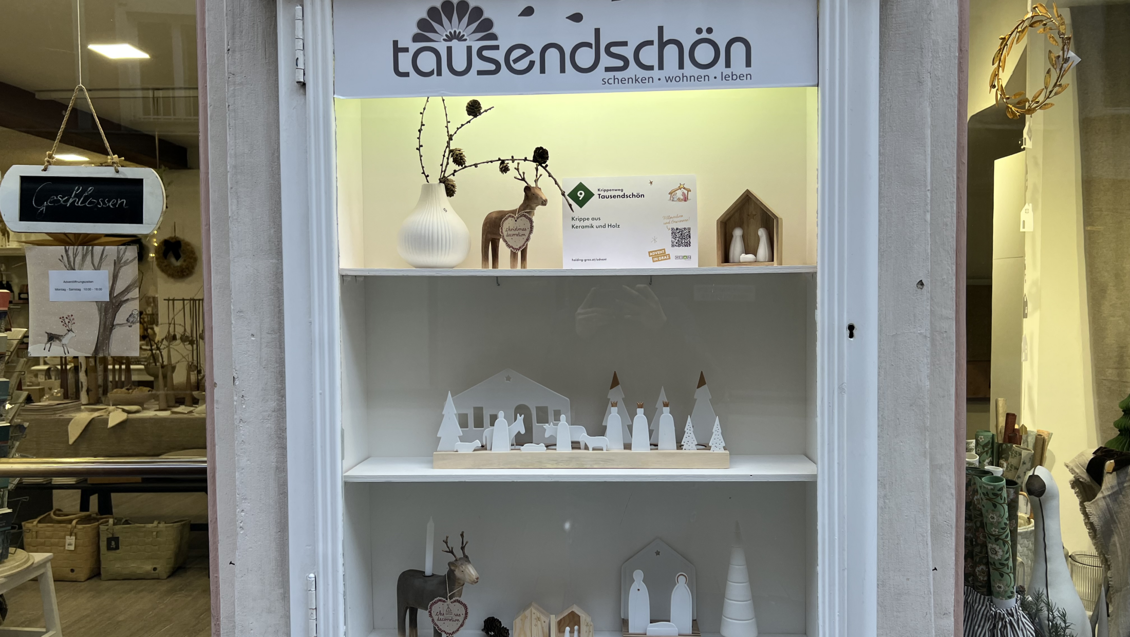 Schaufenster von "tausendschön" in Graz mit Krippen und Deko.