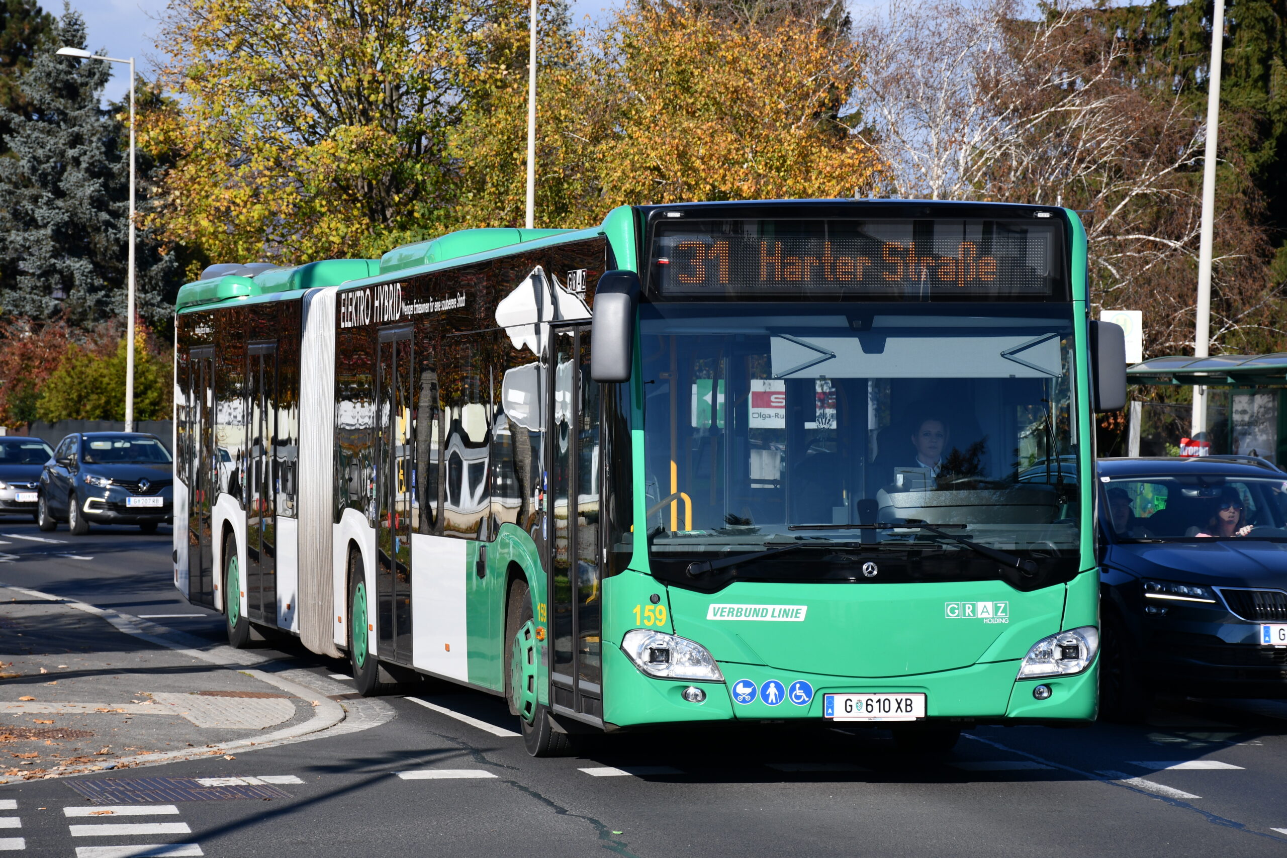 Ein grüner Bus der Linie 31 "Harter Straße" in Graz mit dem Kennzeichen G 610 XB.