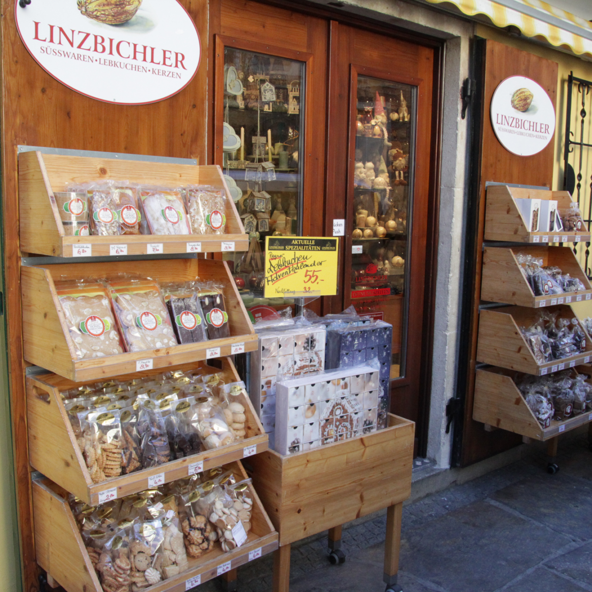 Ein Schaufenster von Linzbichler in Graz mit Süßwaren und Lebkuchen.