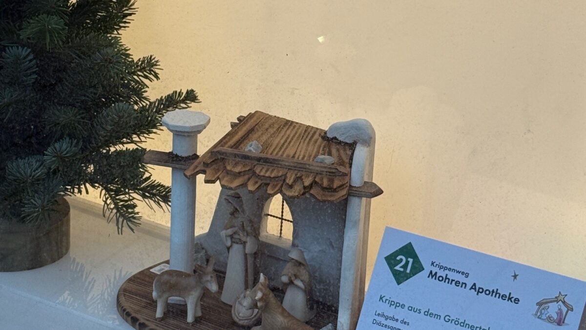 Krippenweg: Krippe aus dem Grödnertal (Leihgabe des Didzesanmuseums Graz).