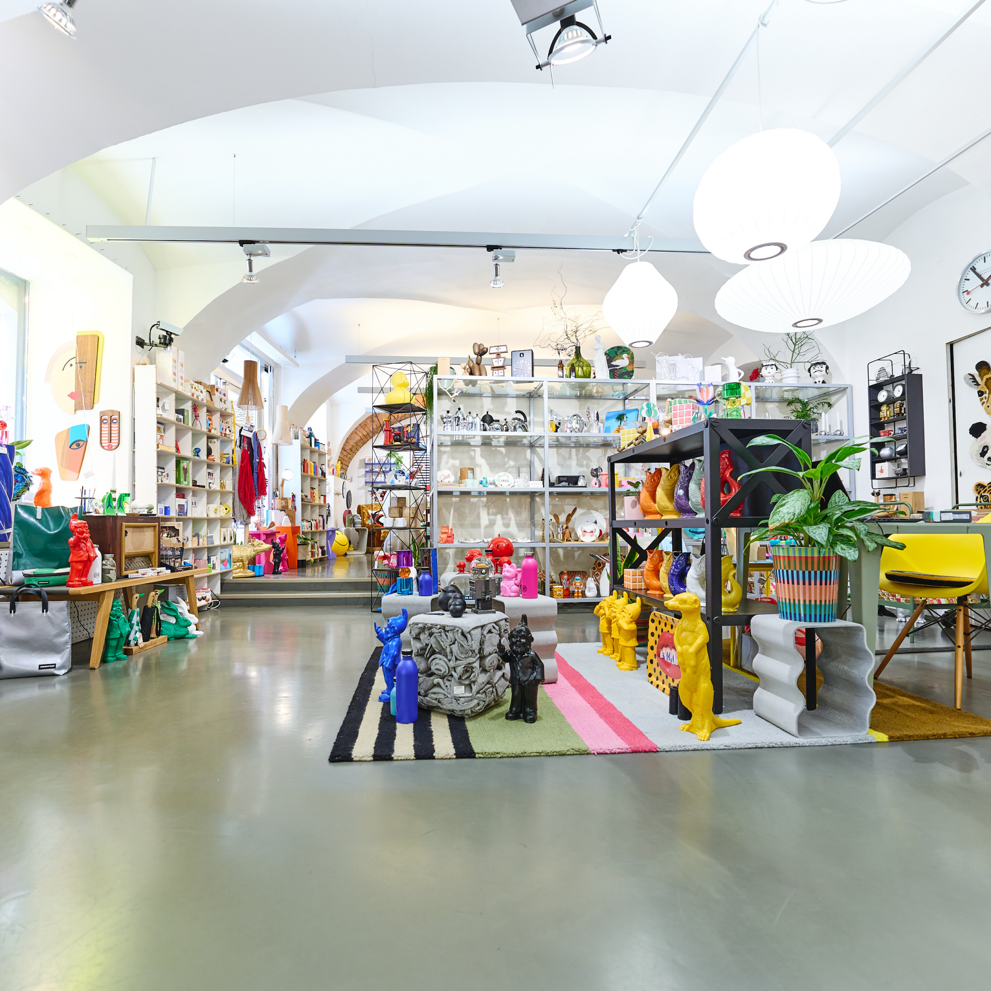 Innenansicht eines Ladens in Graz mit Regalen und Waren.