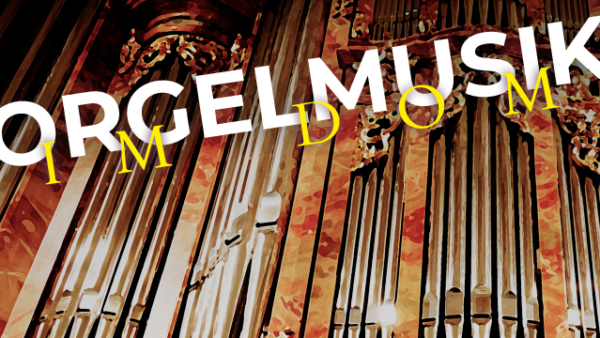 Orgelmusik im Dom, Graz. Schriftzug vor Pfeifenorgel.