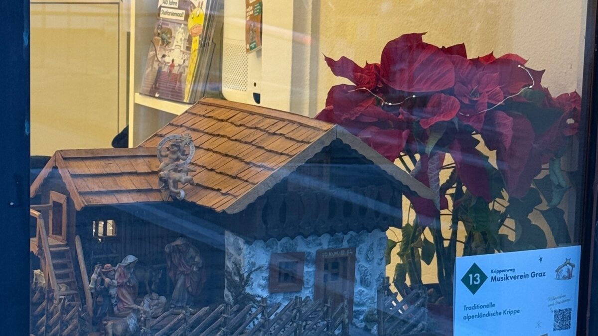 Schaufenster mit Krippe des Musikvereins Graz und Weihnachtsstern.