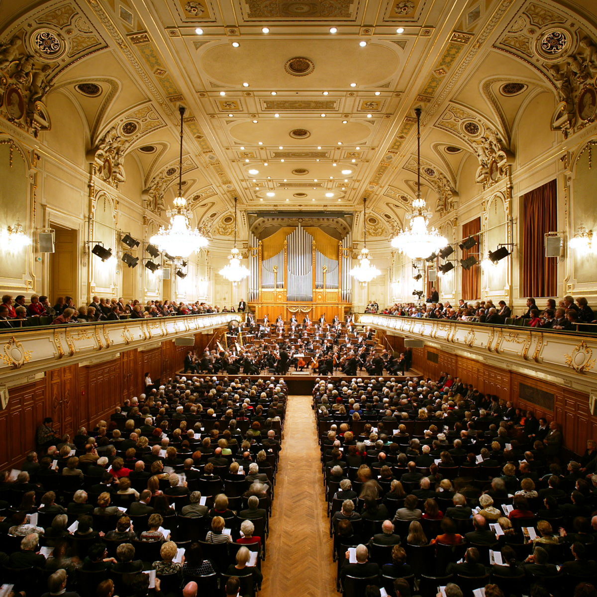 Konzertsaal mit Orchester und Publikum in Graz.