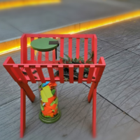 Rotes Holzgestell mit Zettelglas auf Pflaster in Graz.