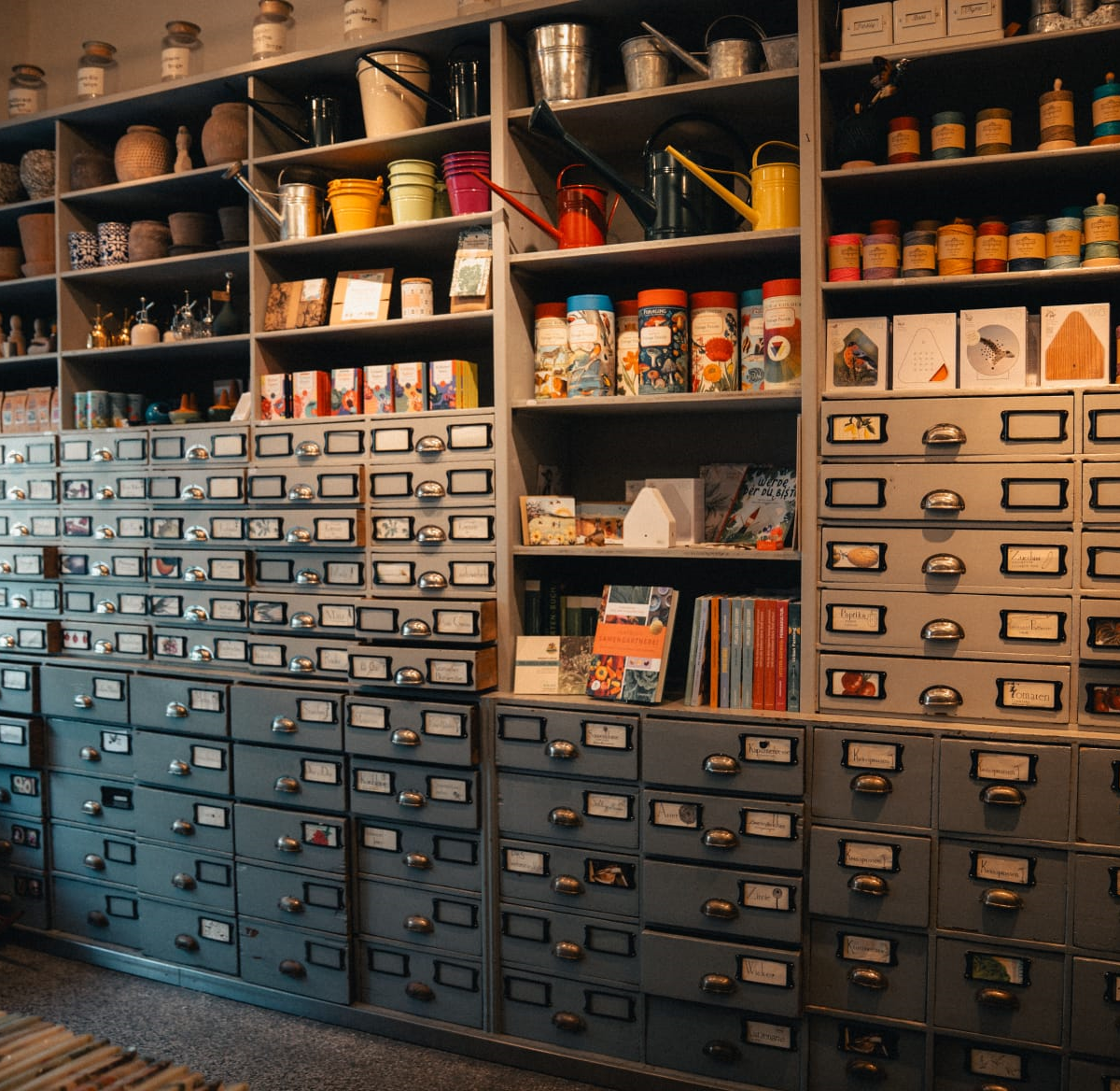 Regale voller Schubladen, Töpfe, Kannen und Behälter in einem Geschäft in Graz.